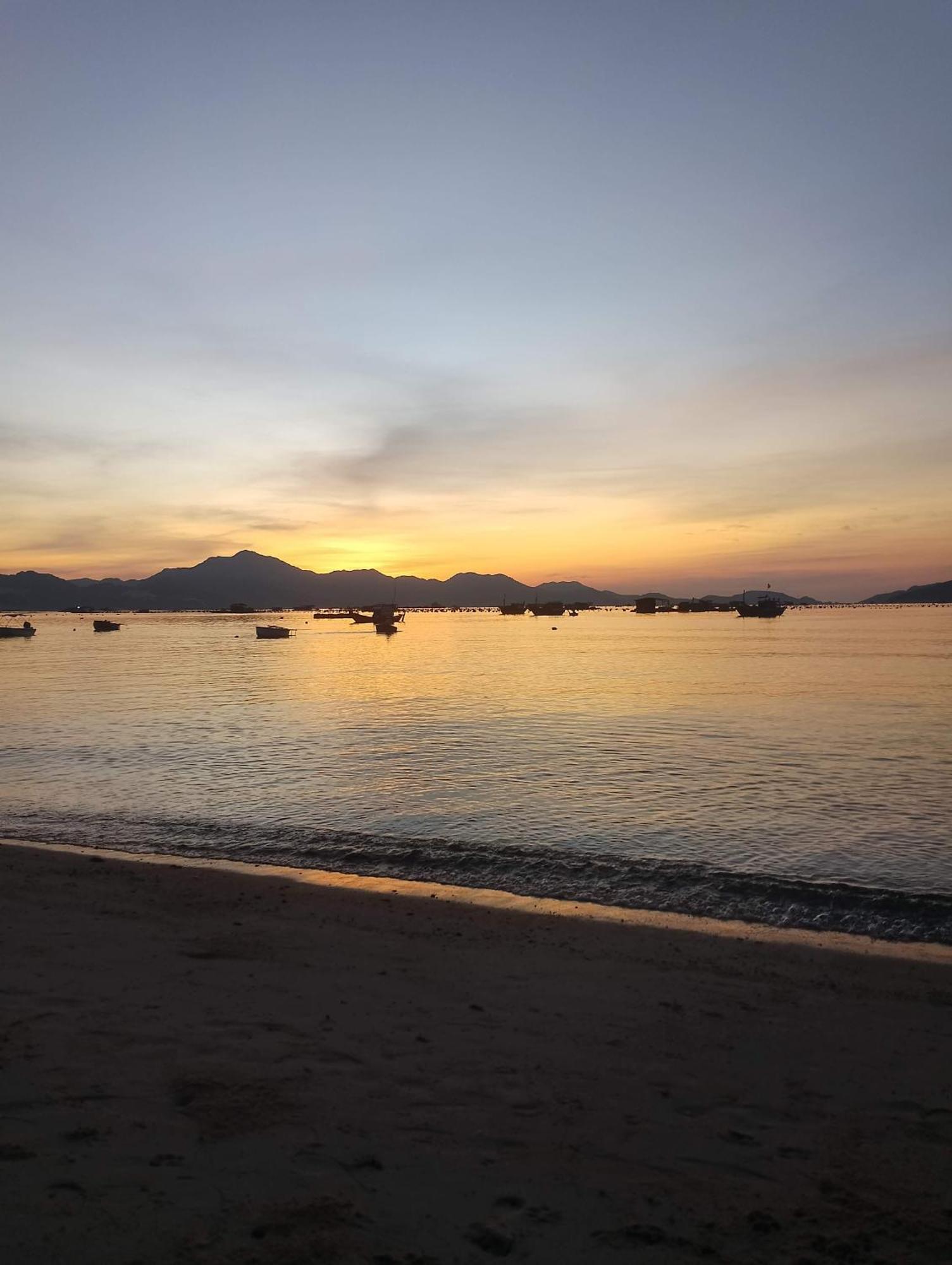 ホテル The Sunrise Anh Tu カムラン エクステリア 写真