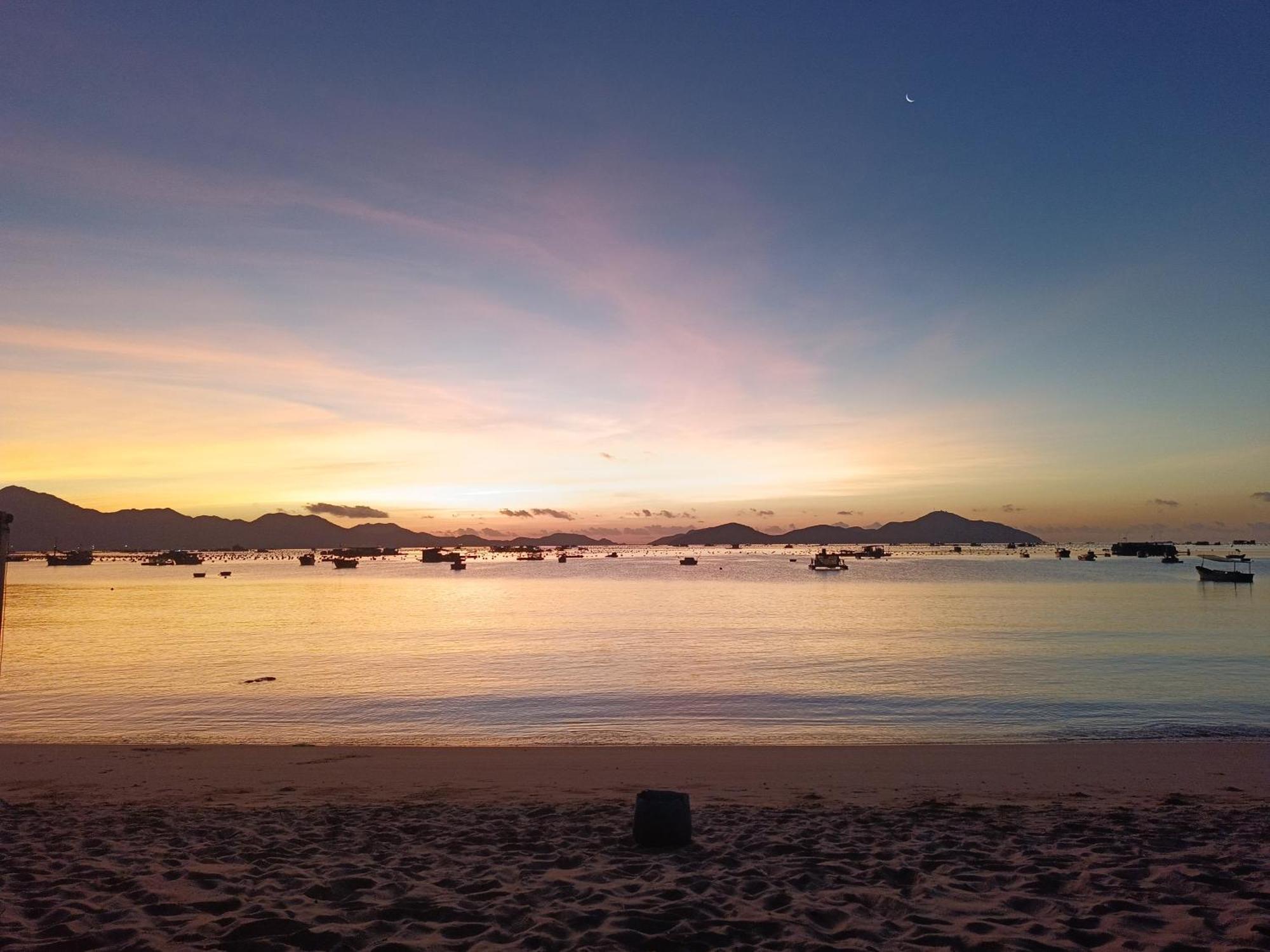 ホテル The Sunrise Anh Tu カムラン エクステリア 写真