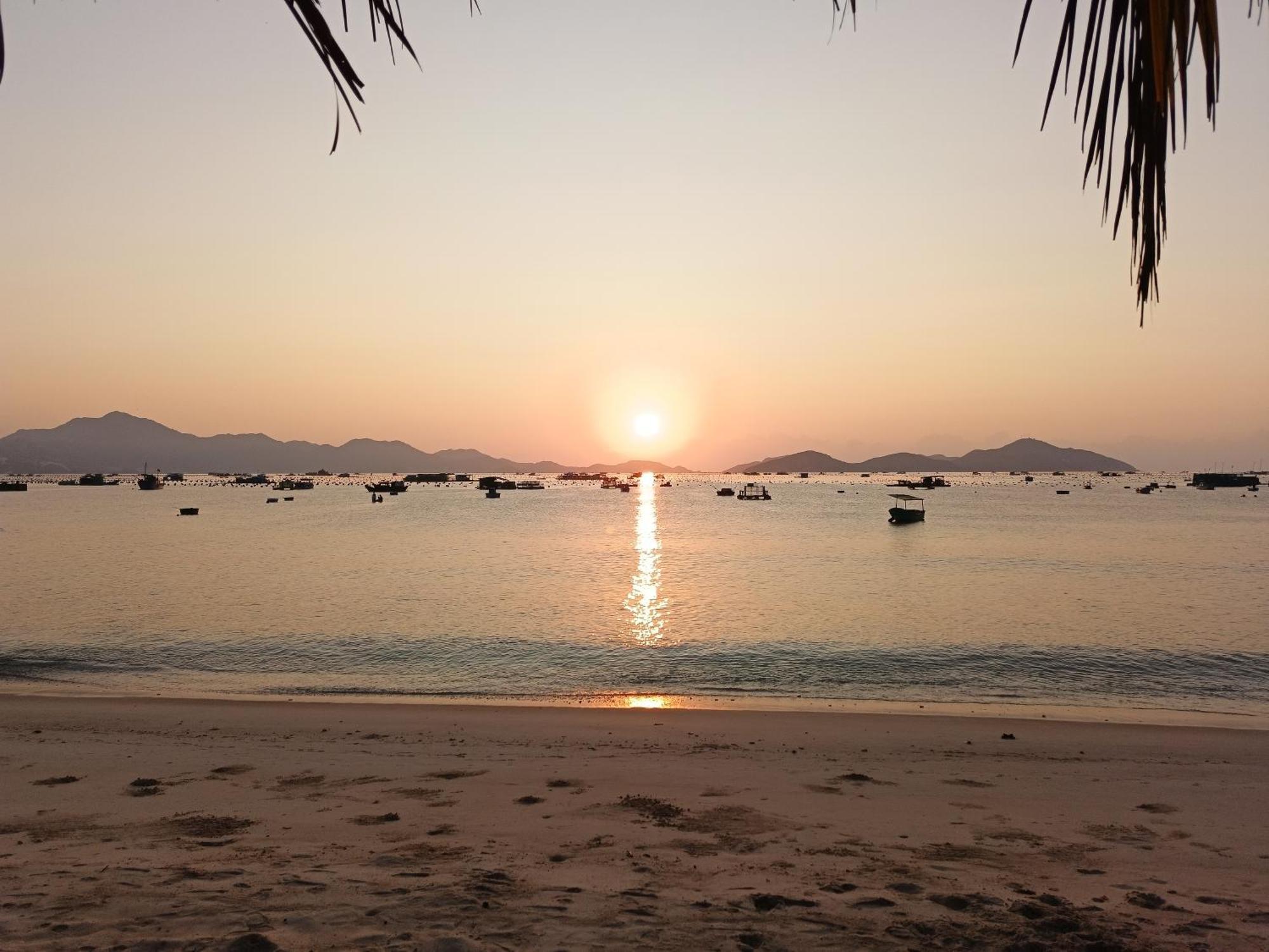 ホテル The Sunrise Anh Tu カムラン エクステリア 写真
