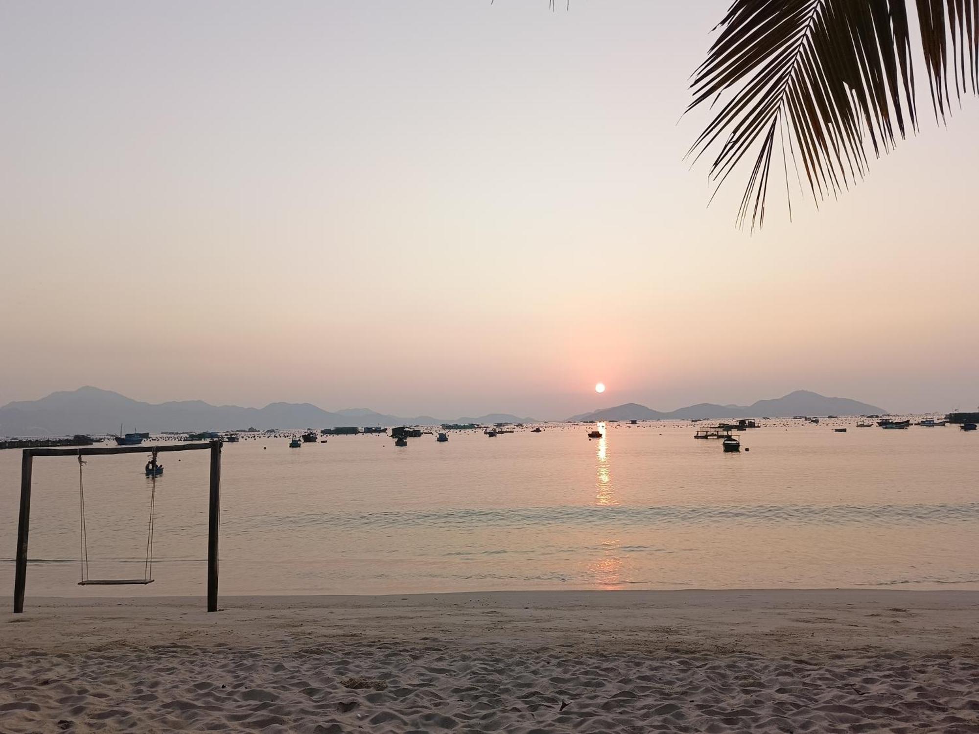 ホテル The Sunrise Anh Tu カムラン エクステリア 写真