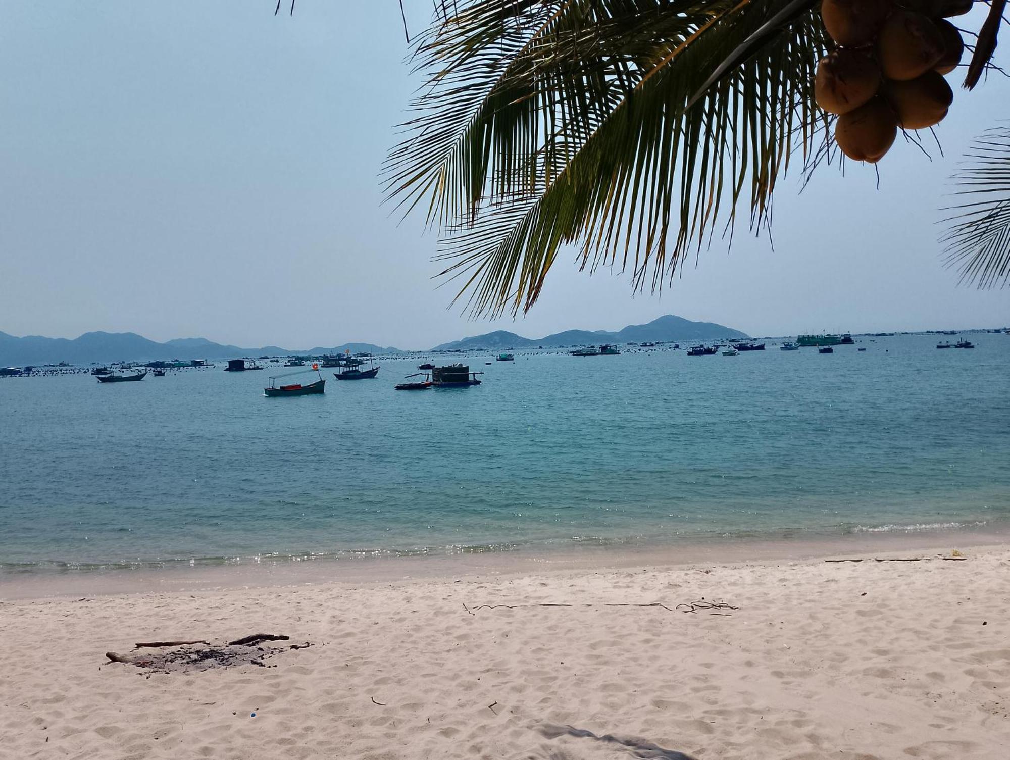 ホテル The Sunrise Anh Tu カムラン 部屋 写真